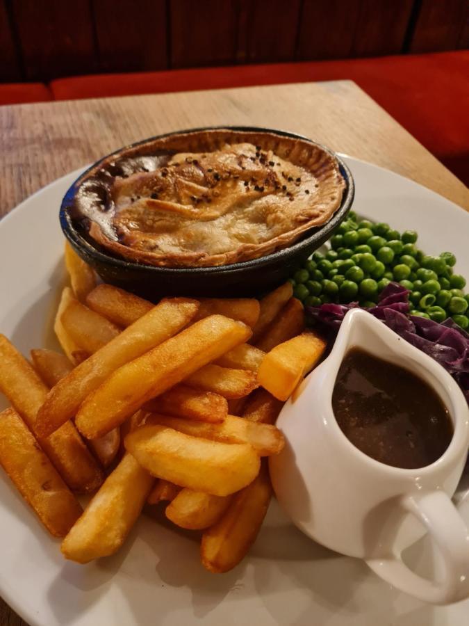 בישופס קאסל The Crown Inn - Wentnor מראה חיצוני תמונה
